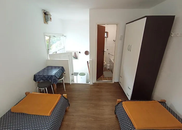 Simple Room For 2 With Bathroom Close To The Sea