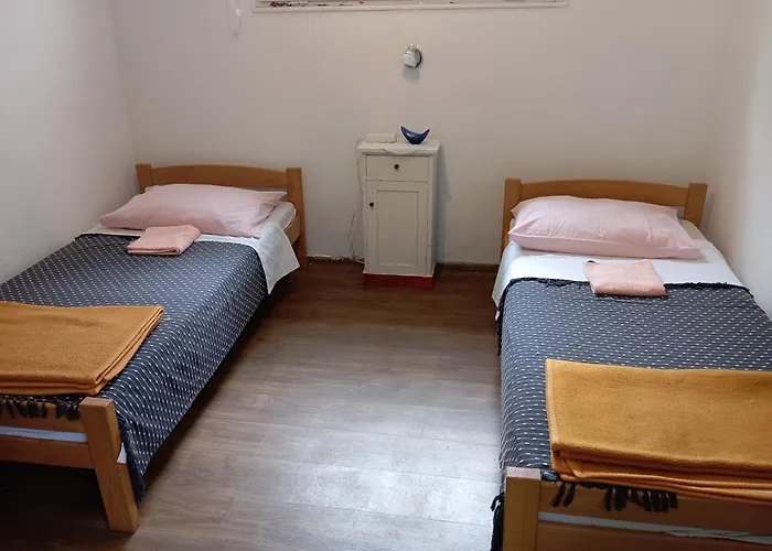 Simple Room For 2 With Bathroom Close To The Sea